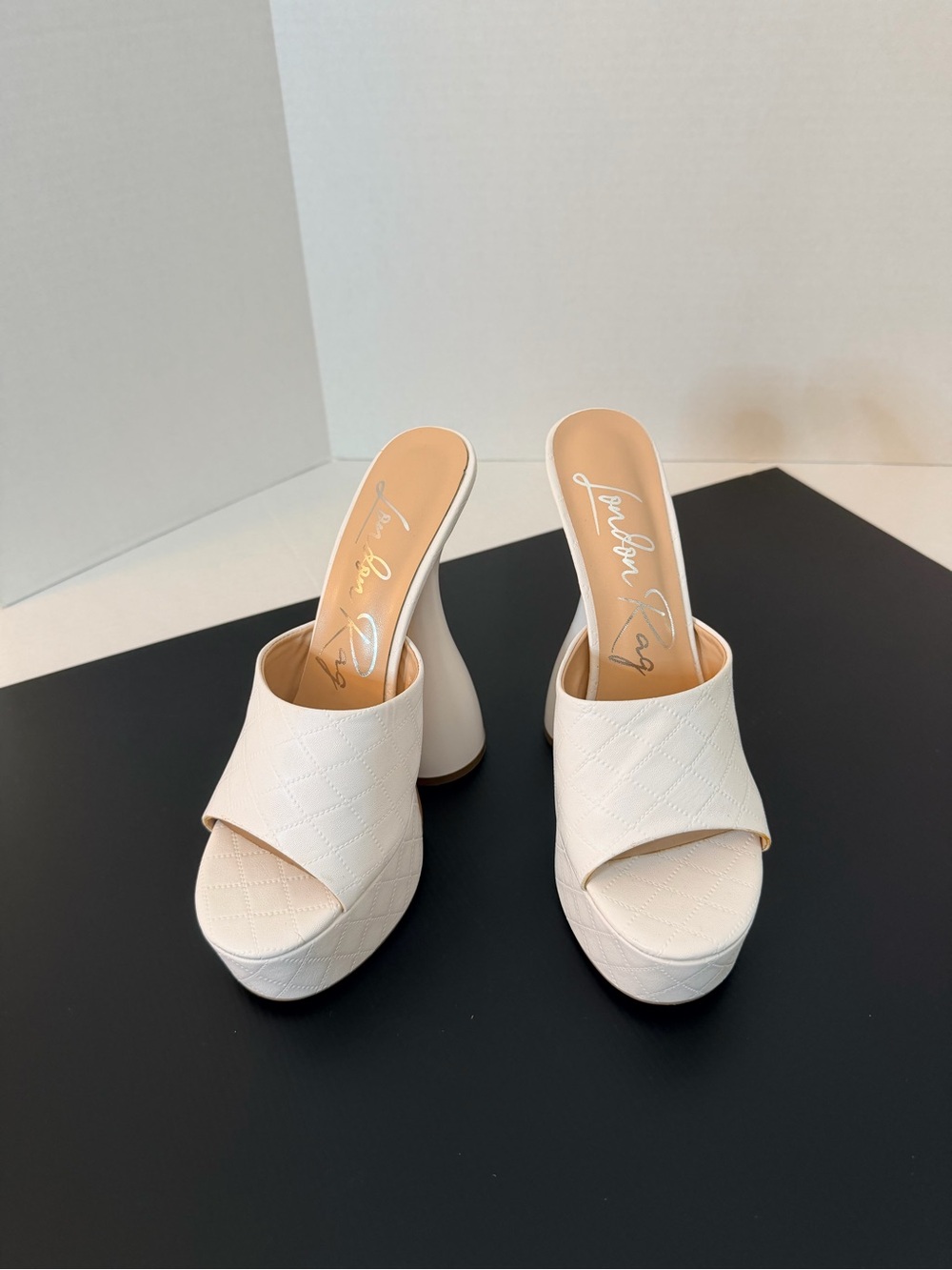 London Rag White Quilted Pattern Hourglass Open Toe Heel Platform Mules Size 9.5